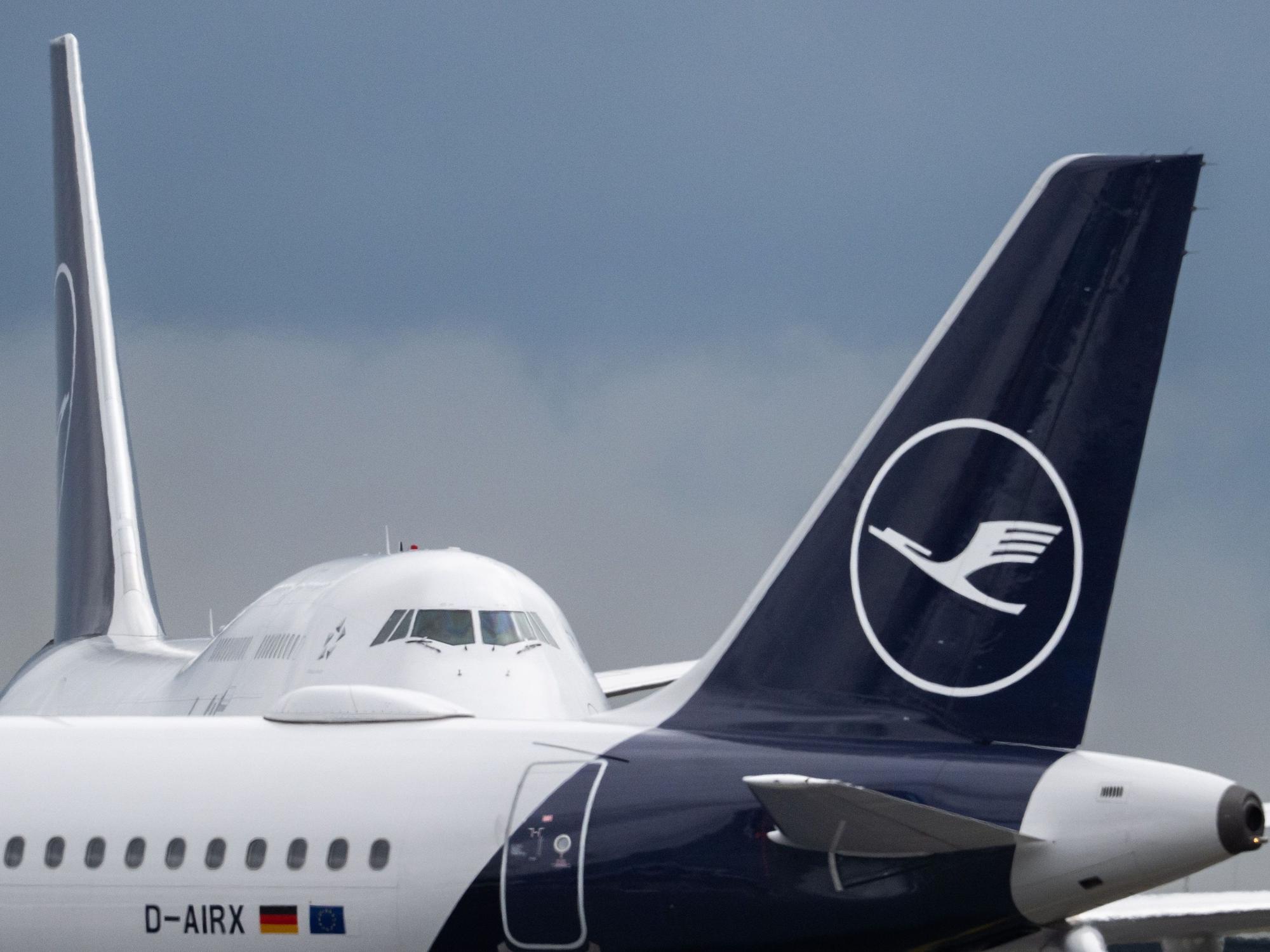 Maschinen der Lufthansa stehen auf dem Frankfurter Flughafen.