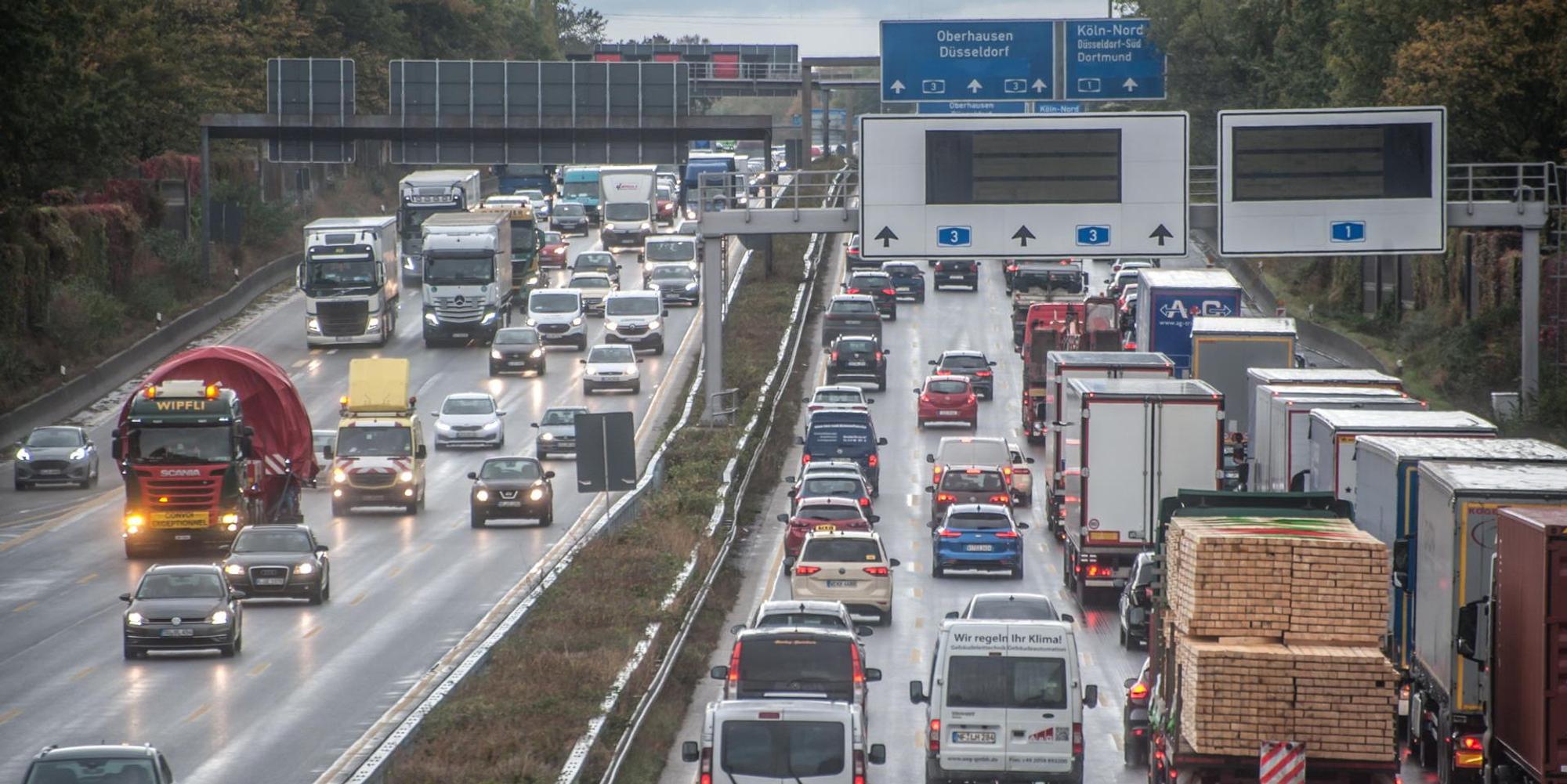 autobahn-autoverkehr_RLE_leverkusen_10212021ALF_2445