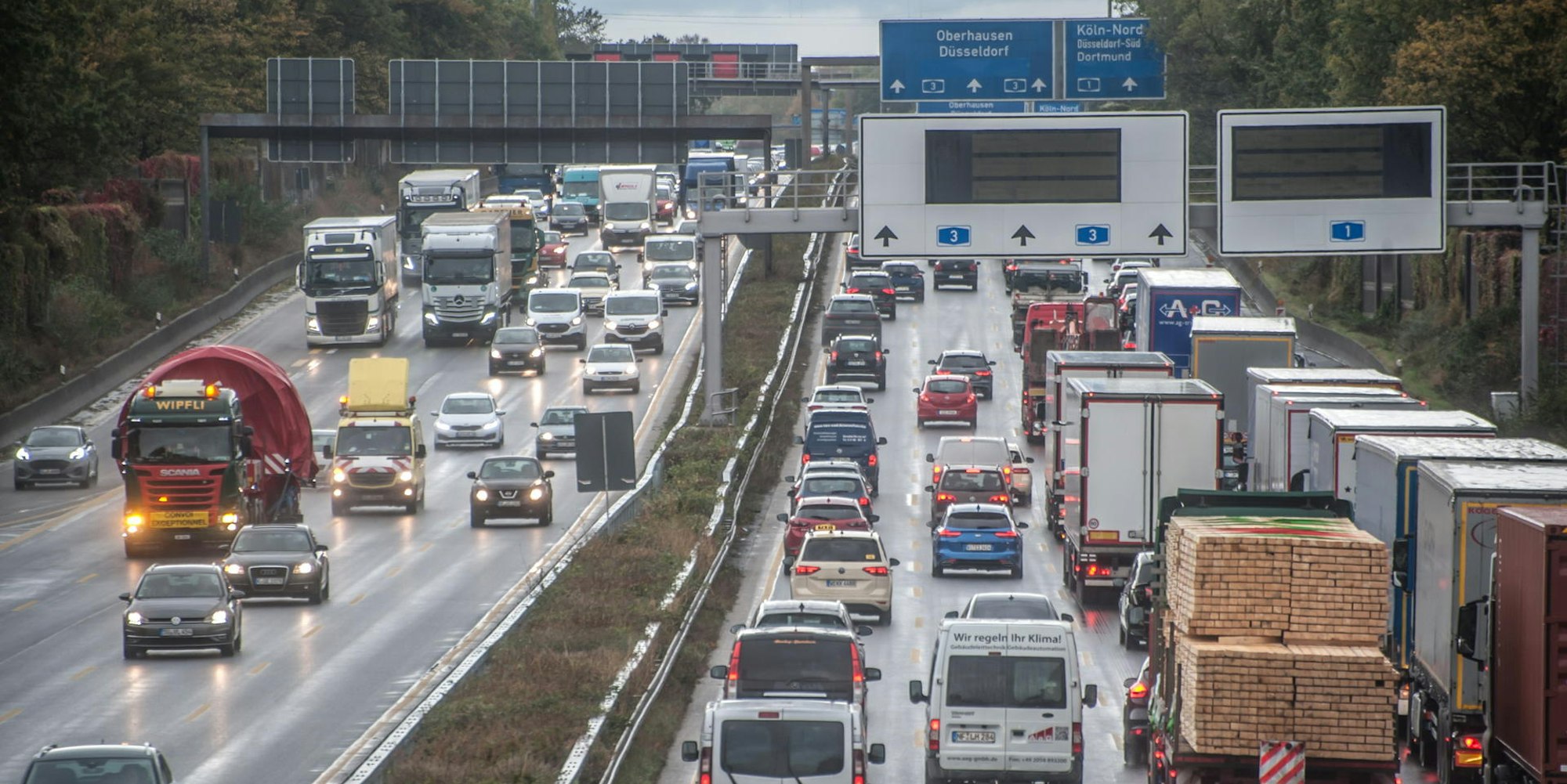 autobahn-autoverkehr_RLE_leverkusen_10212021ALF_2445