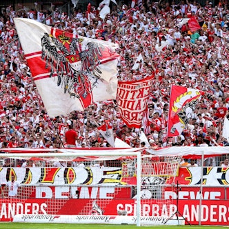 FC-Fans in der Südkurve im Müngersdorfer Stadion