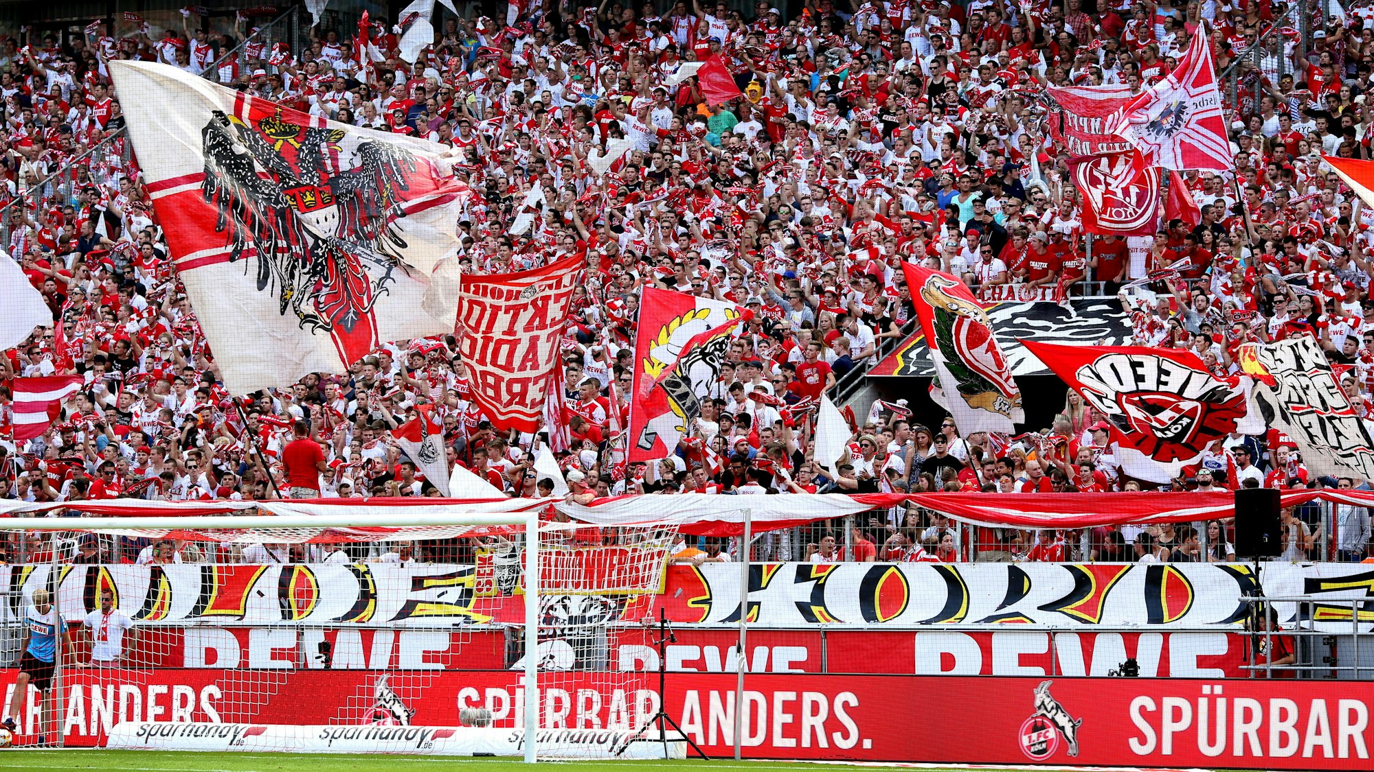 FC-Fans in der Südkurve im Müngersdorfer Stadion