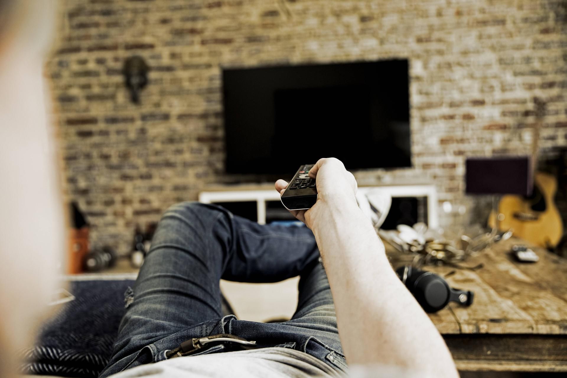 imago westend61 fernsehen couch