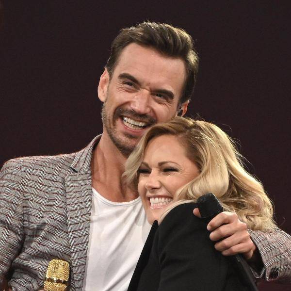 Florian Silbereisen und Helene Fischer umarmen sich.