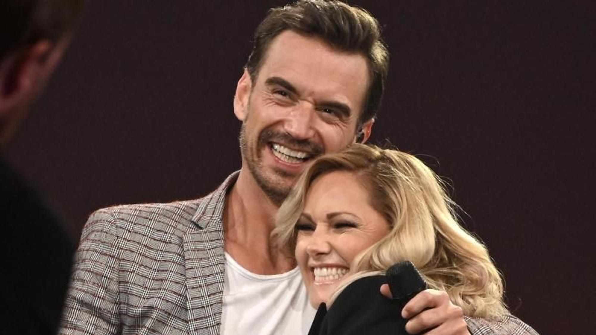 Florian Silbereisen und Helene Fischer umarmen sich.