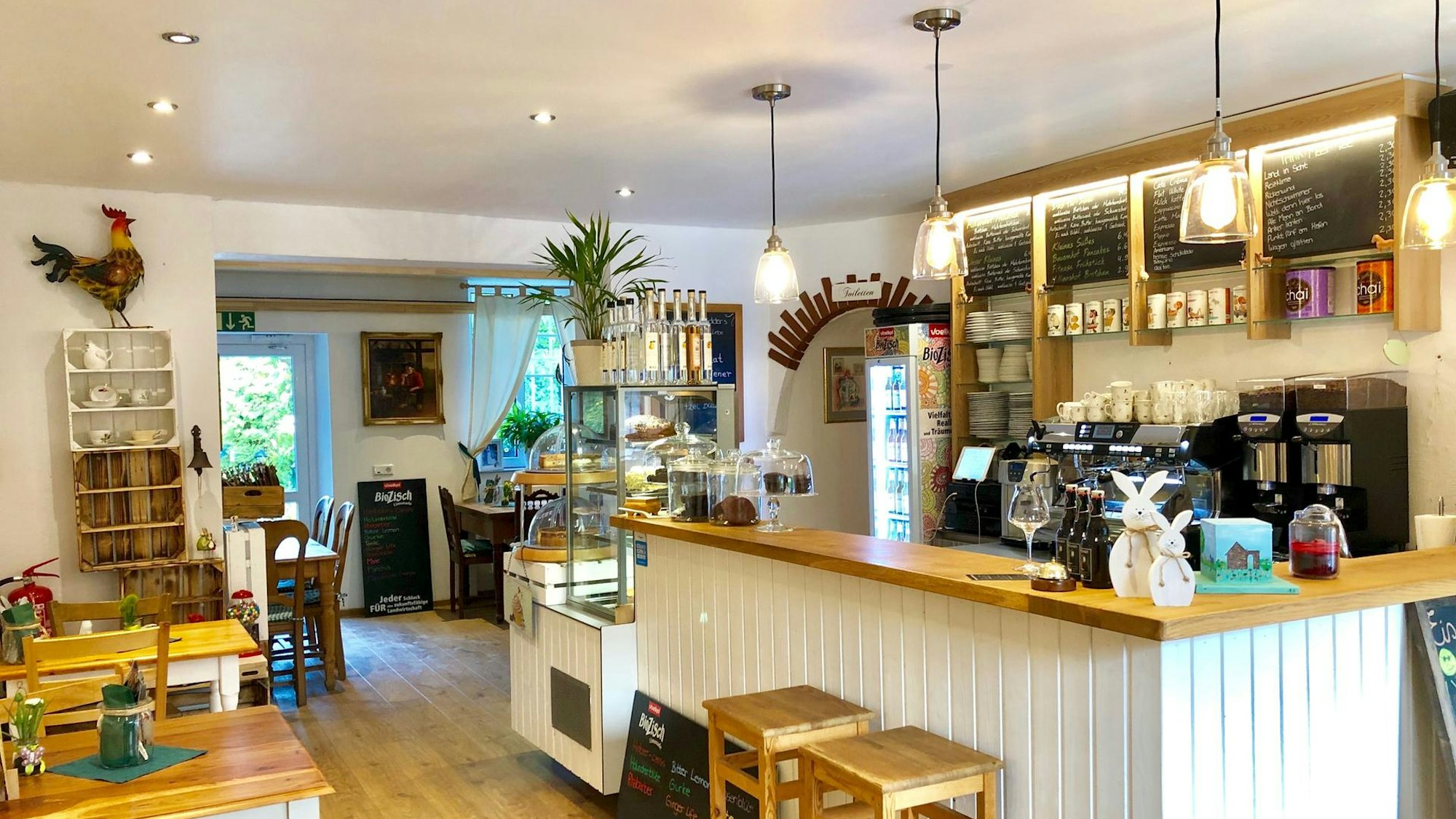 Das Hofcafé auf dem Millianshof, verspricht durch die Holzeinrichtung eine gemütliche Atmosphäre.