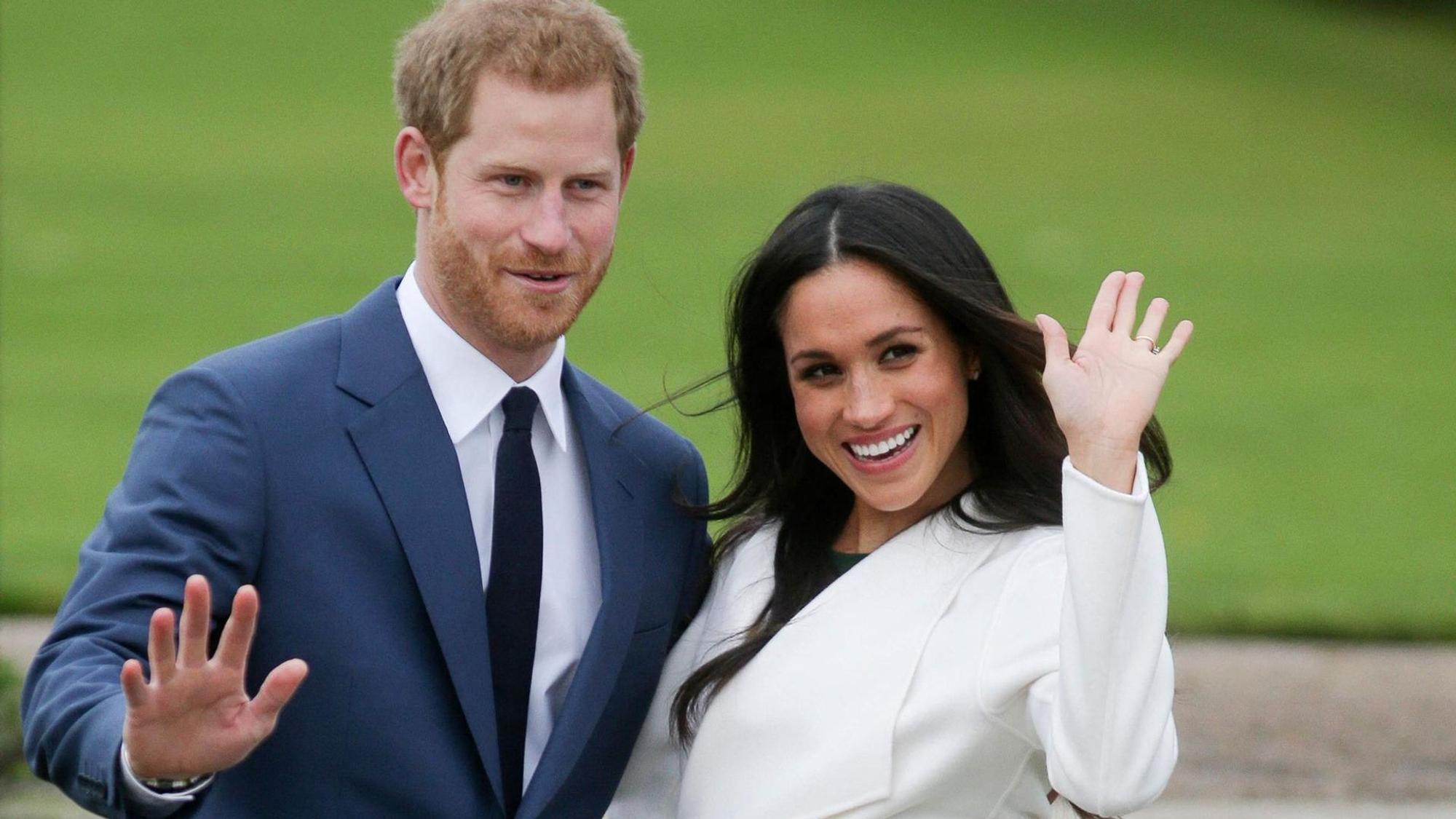 Prinz Harry und Herzogin Meghan winken bei einem öffentlichen Termin.