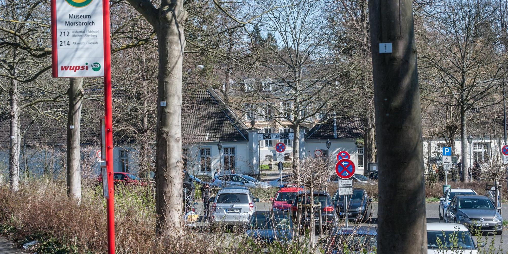 leverkusen-morsbroich-Parkplatz-sichtachse-ALF_4329