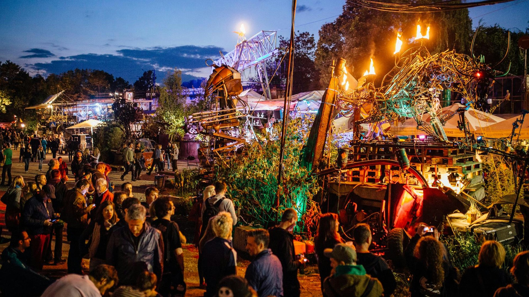 Ein Aufnahme des Außenbereichs des Odonien mit Partygästen in der Nacht.