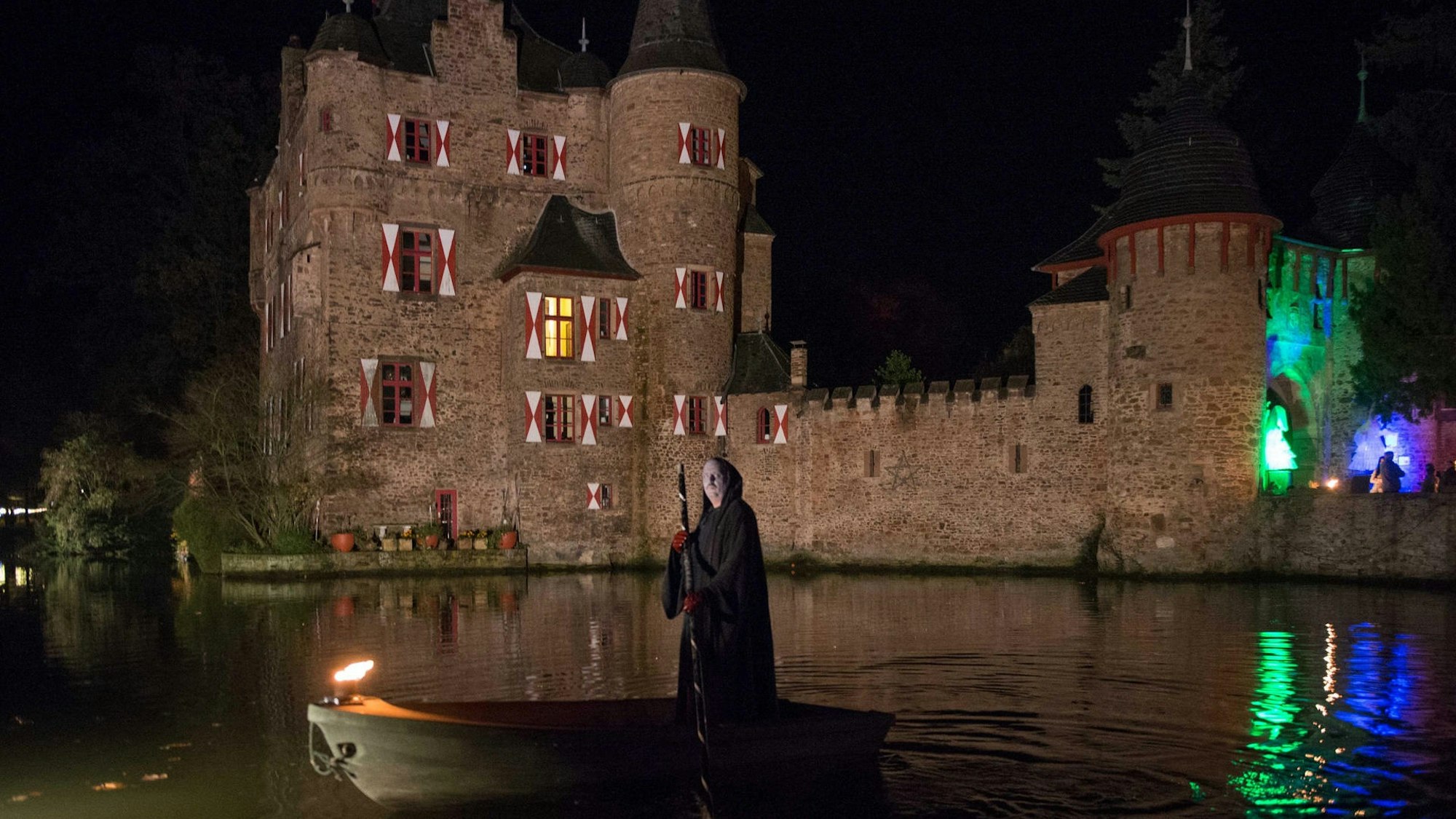 Burg Satzvey an Halloween.