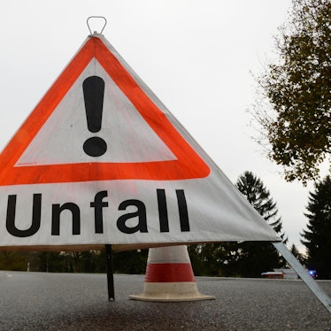 Unfall mit Warndreieck dpa