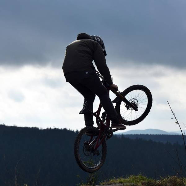 Mountainbiker dpa symbol