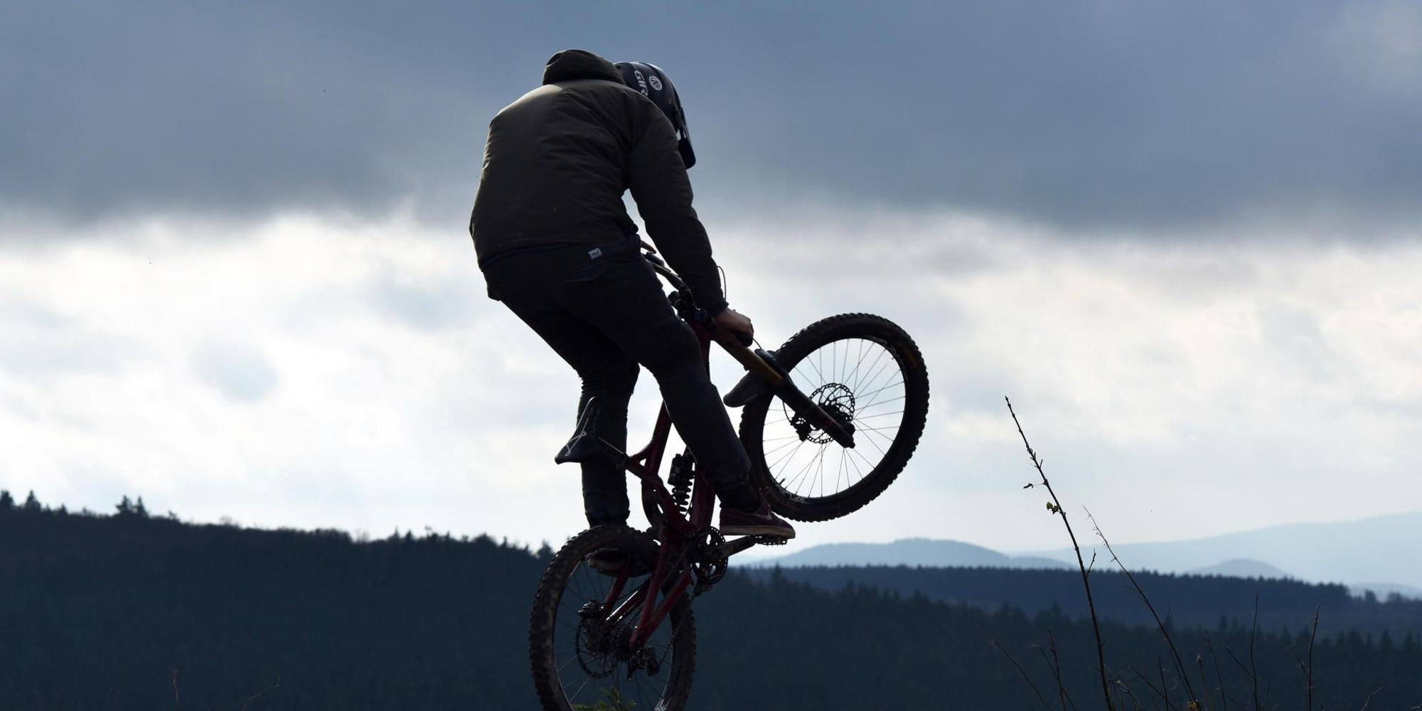 Mountainbiker dpa symbol