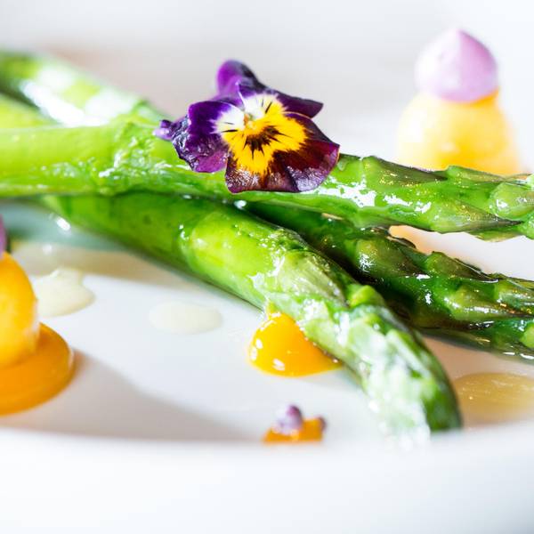 Spargel mal anders grüner mit veilchen