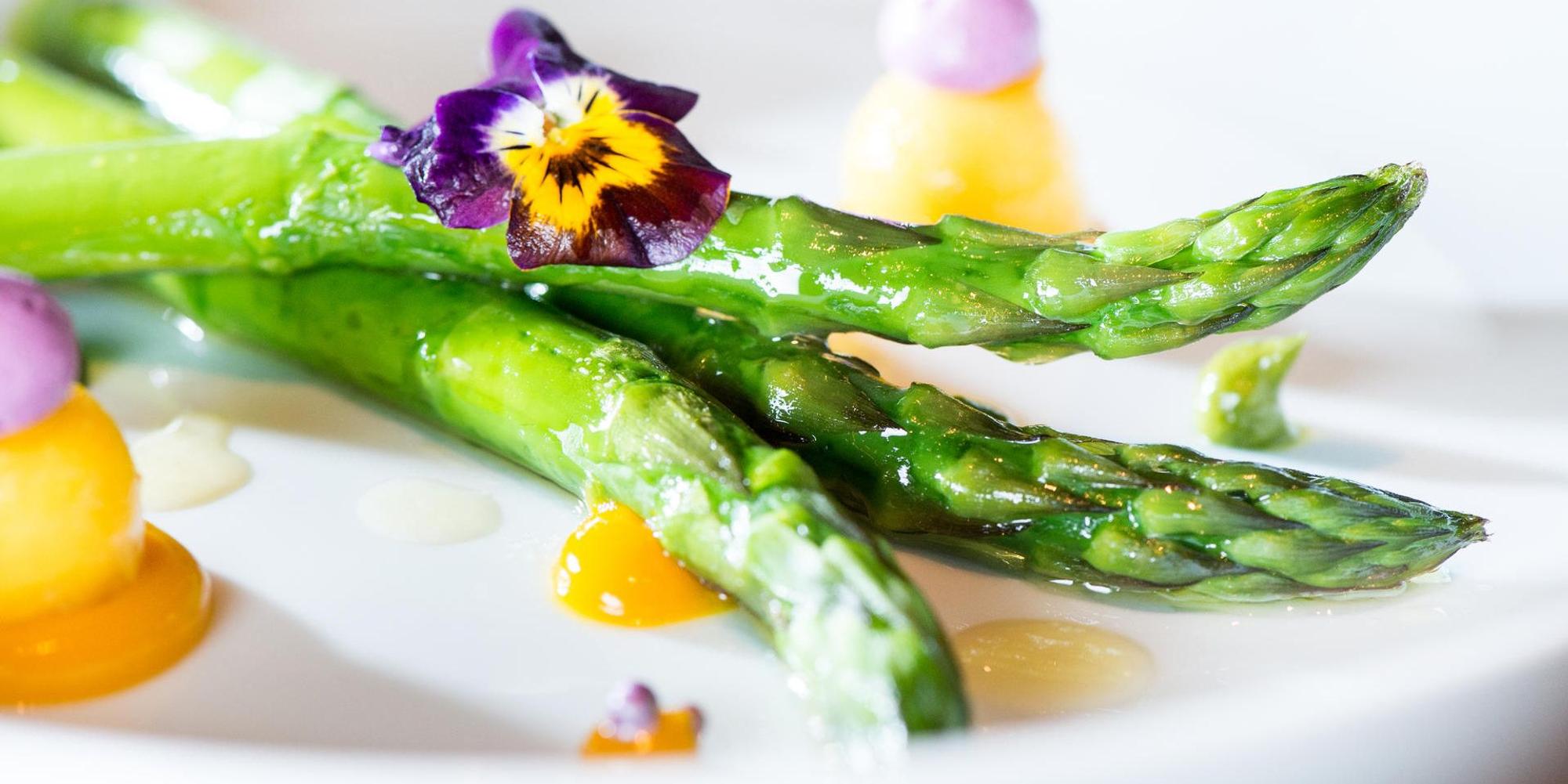 Spargel mal anders grüner mit veilchen
