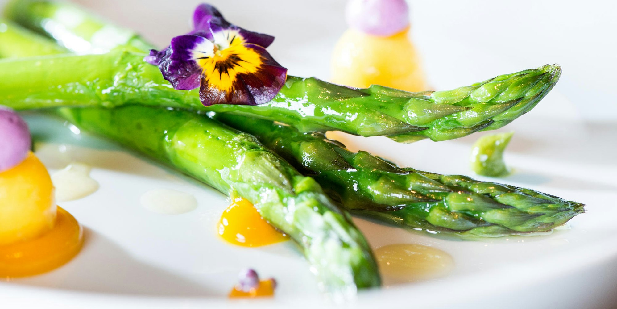 Spargel mal anders grüner mit veilchen