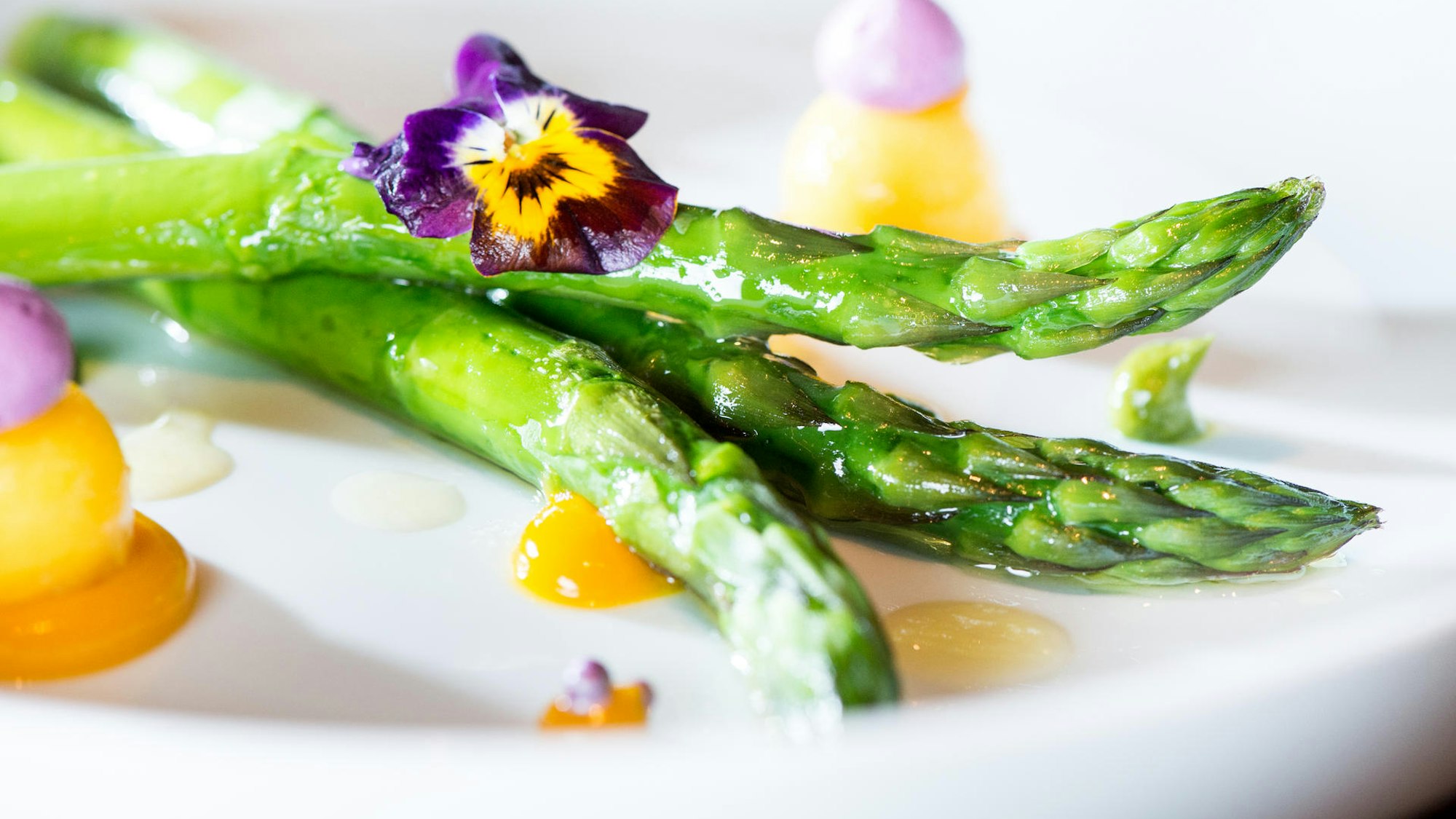 Spargel mal anders grüner mit veilchen