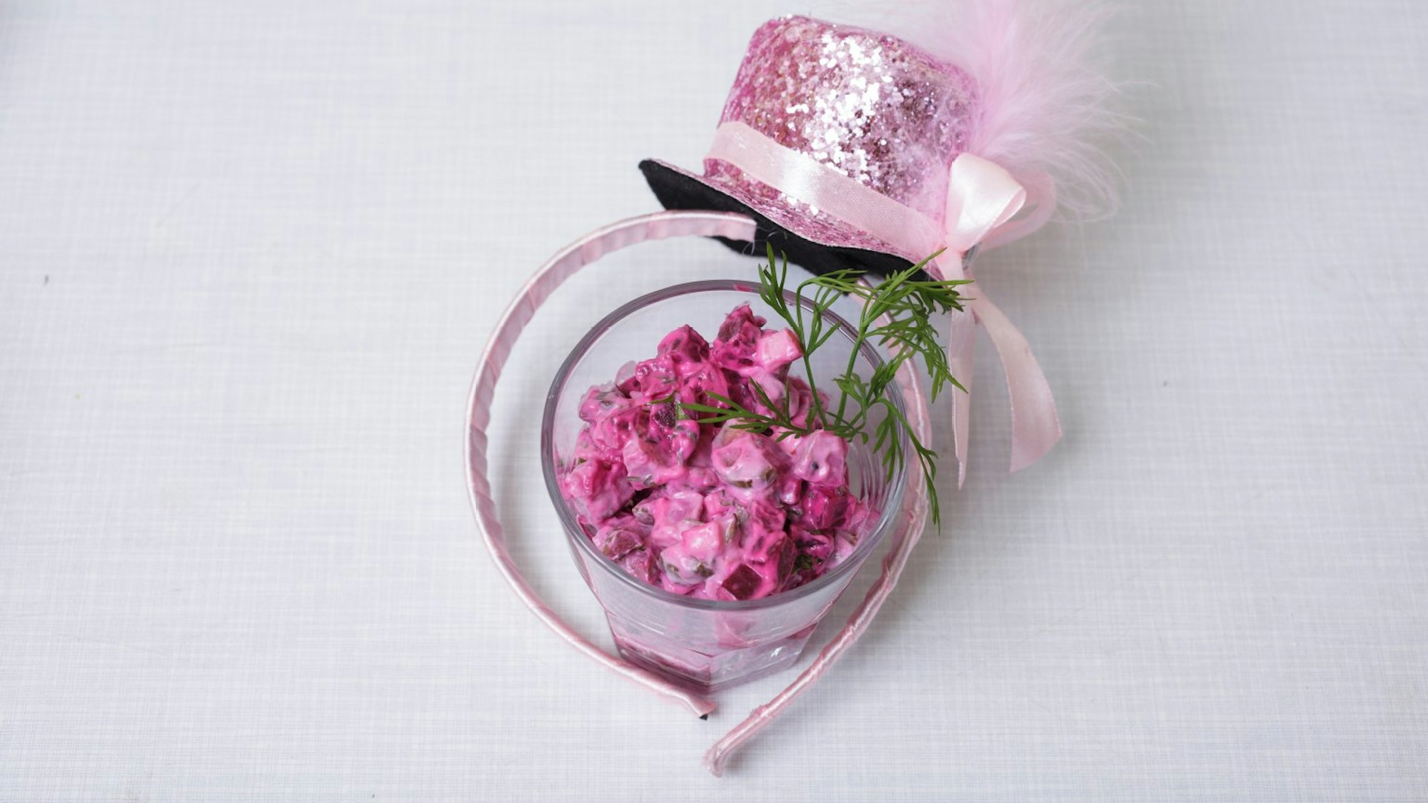 Roter Salat mit Hering und roter Beete