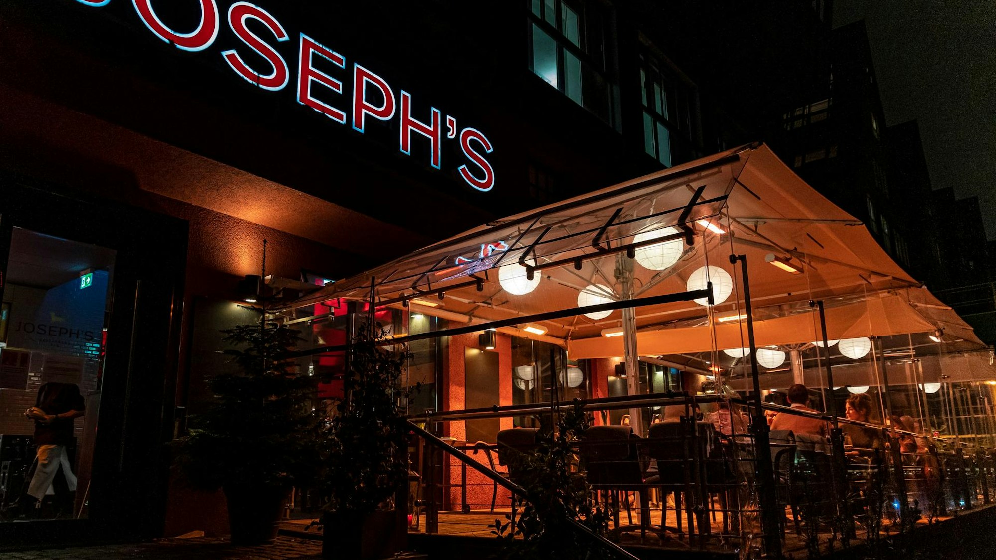 Die Außengastronomie des Joseph's in der Kölner Südstadt. Es liegt direkt am Rhein.