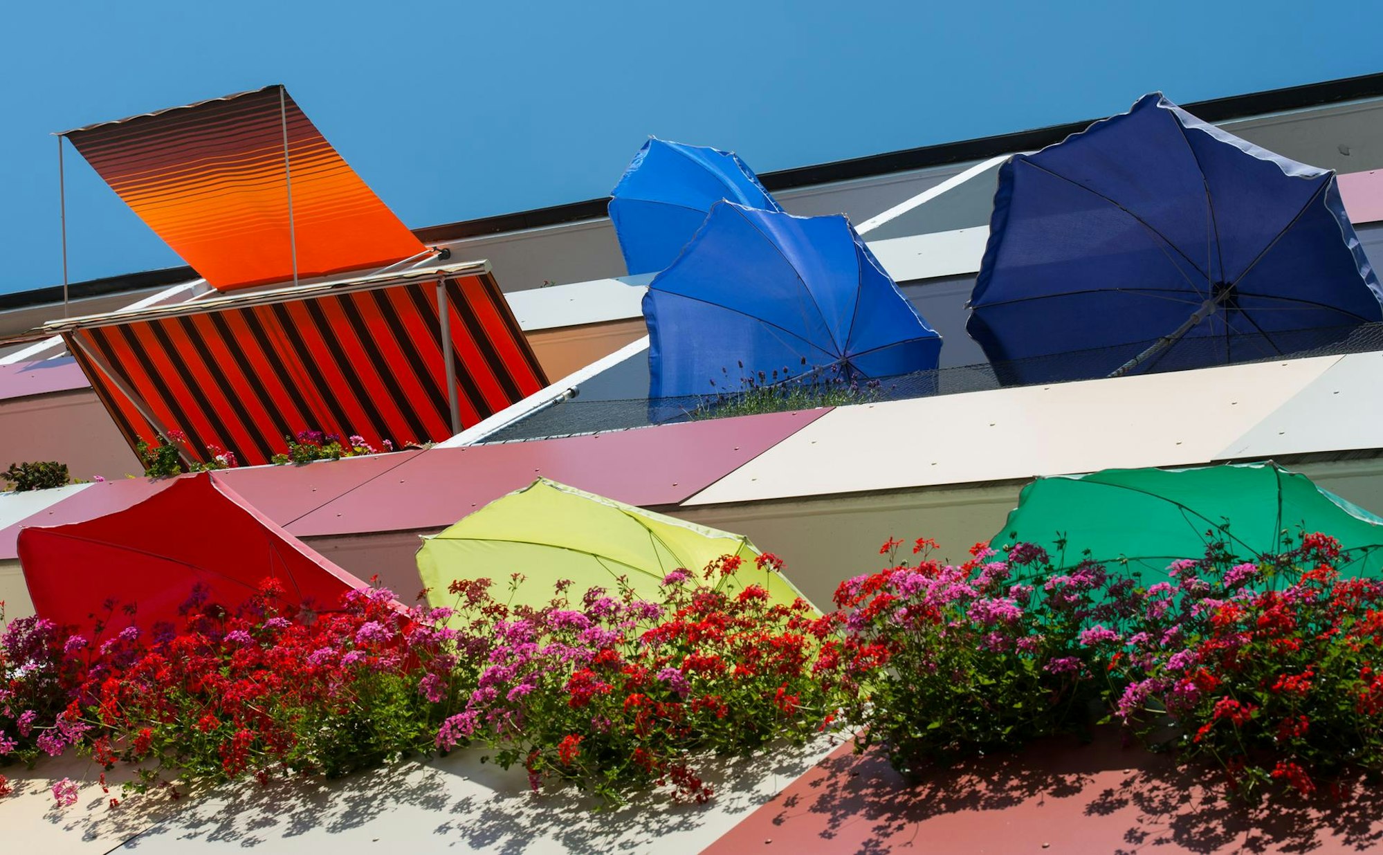 Sonnenschirme_auf_Balkonen