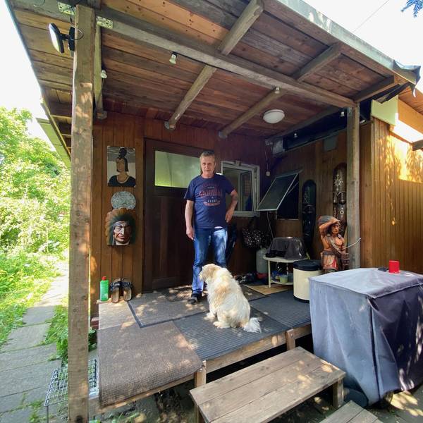 KS_Hommes vor dem Wohnwagen (1)