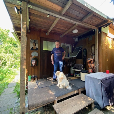 KS_Hommes vor dem Wohnwagen (1)