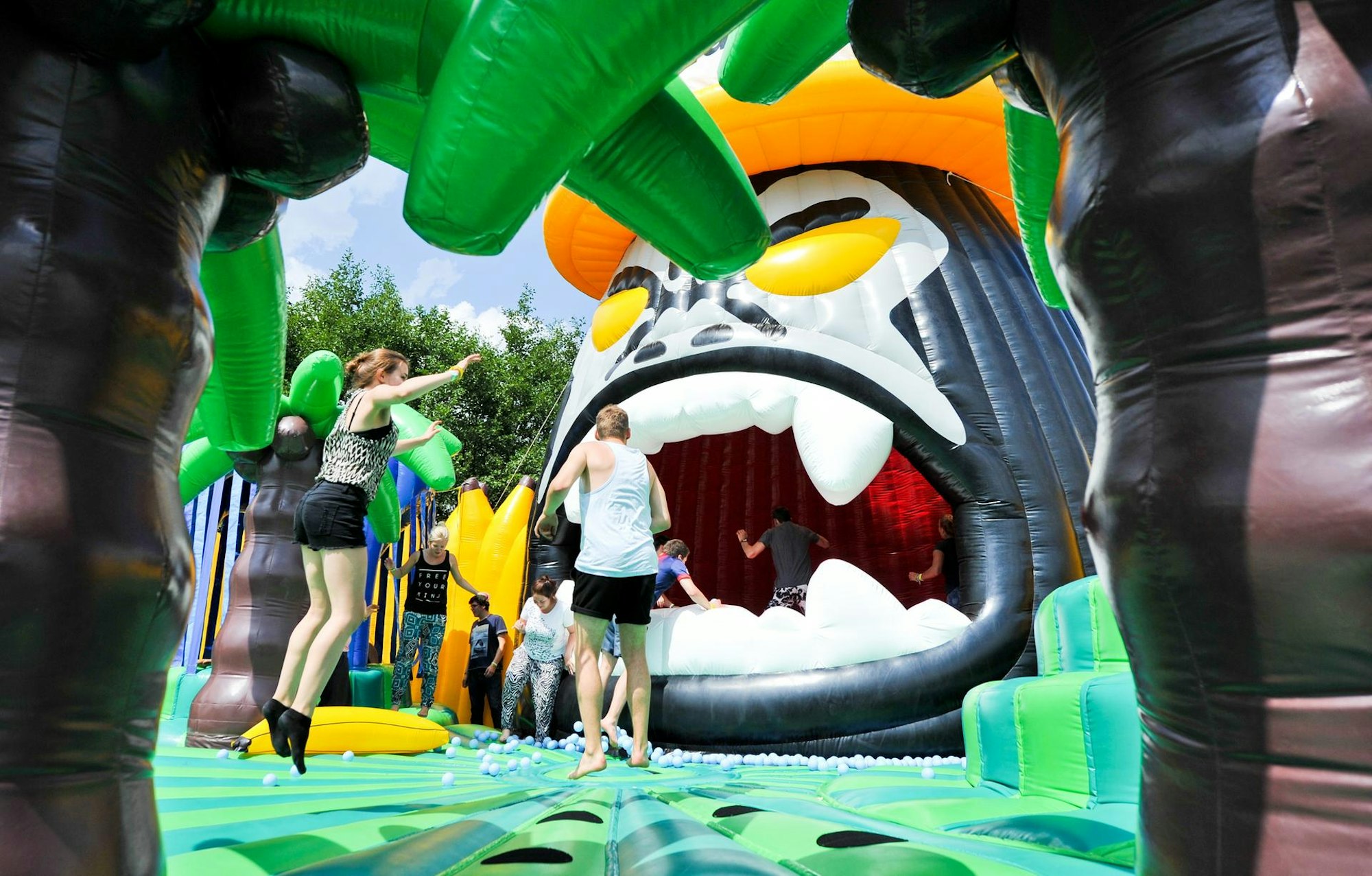 Hüpfburg Kinder Symbolbild Ferien dpa