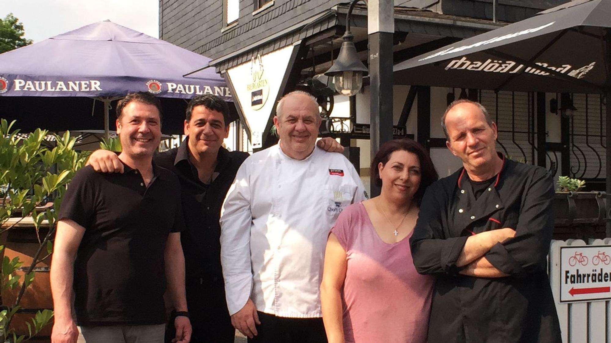 Das Team und die Restaurantinhaber Spydridoula Kyvranoglou und Nikos Giotis vor ihrem Restaurant.
