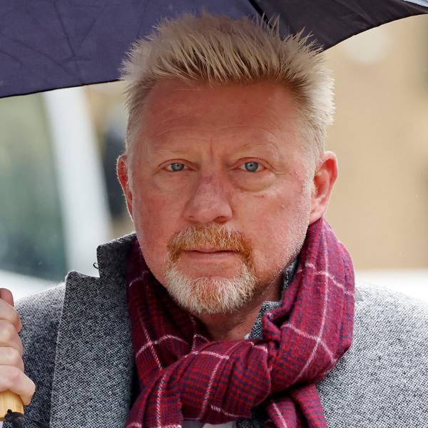 Boris Becker erscheint unter einem Schirm zu einem Termin.