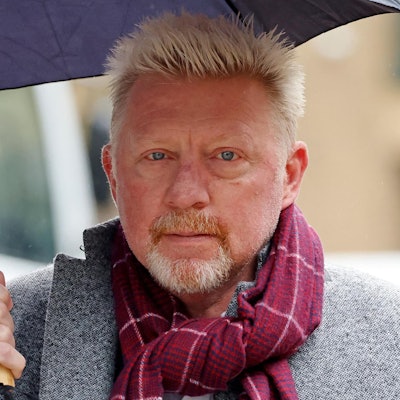 Boris Becker erscheint unter einem Schirm zu einem Termin.