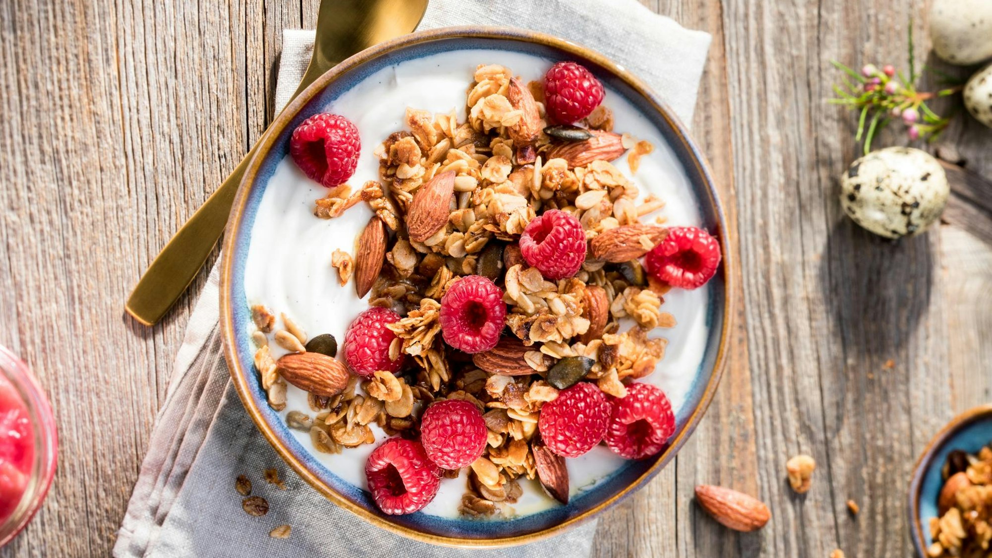 Griechischer Joghurt mit Granola, Himbeeren und Rhabarberkompott.