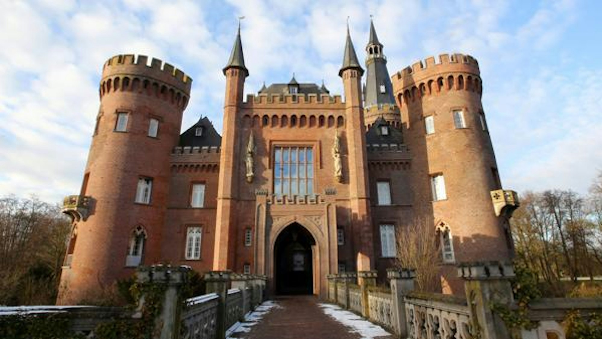 Frontansicht Schloß Bedburf mit Schnee.