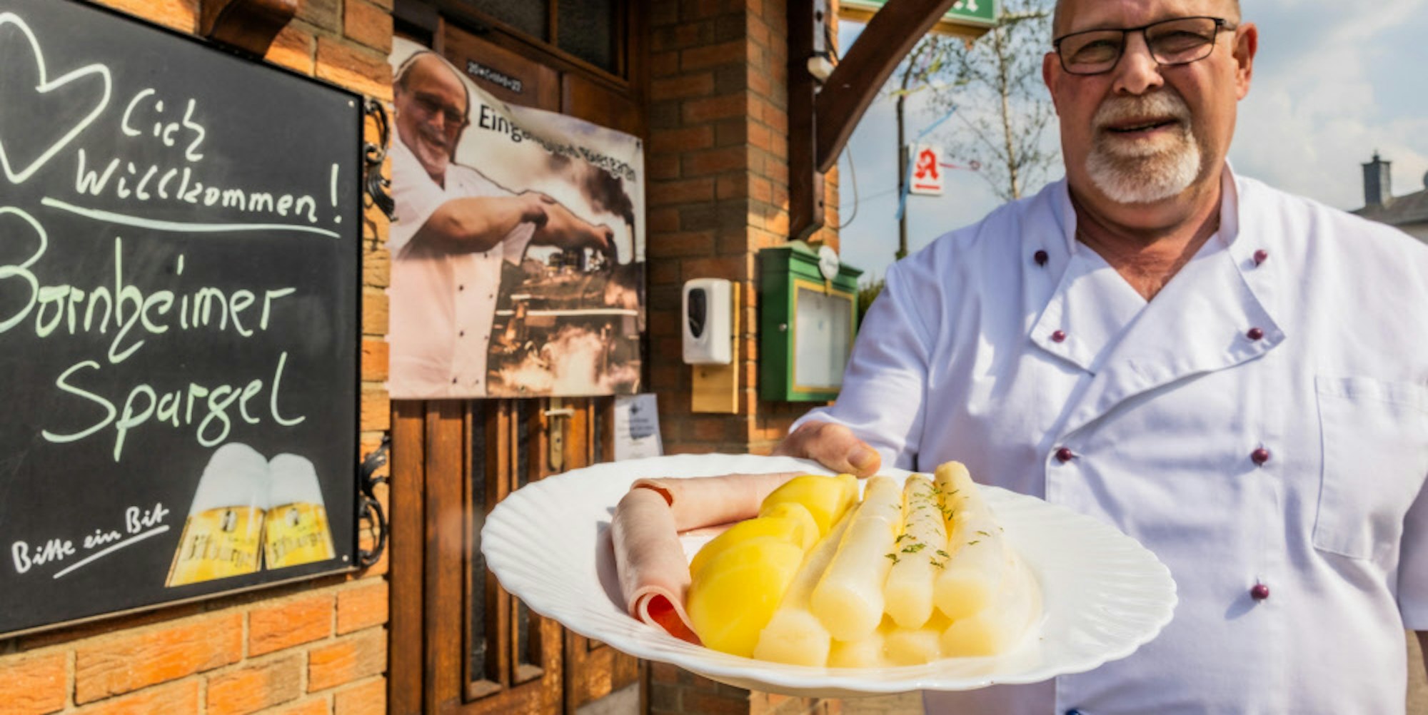 Hans-Willi Schiefbahn bietet Bornheimer Spargel an mbo