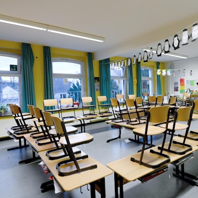 leerer Klasseraum Corona