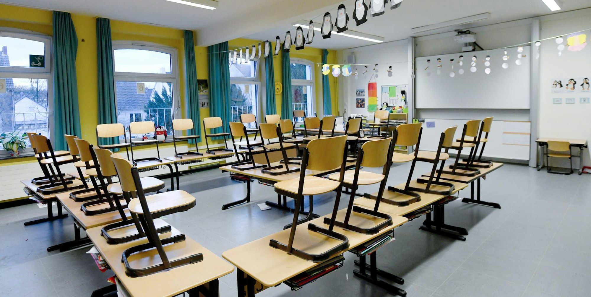 leerer Klasseraum Corona