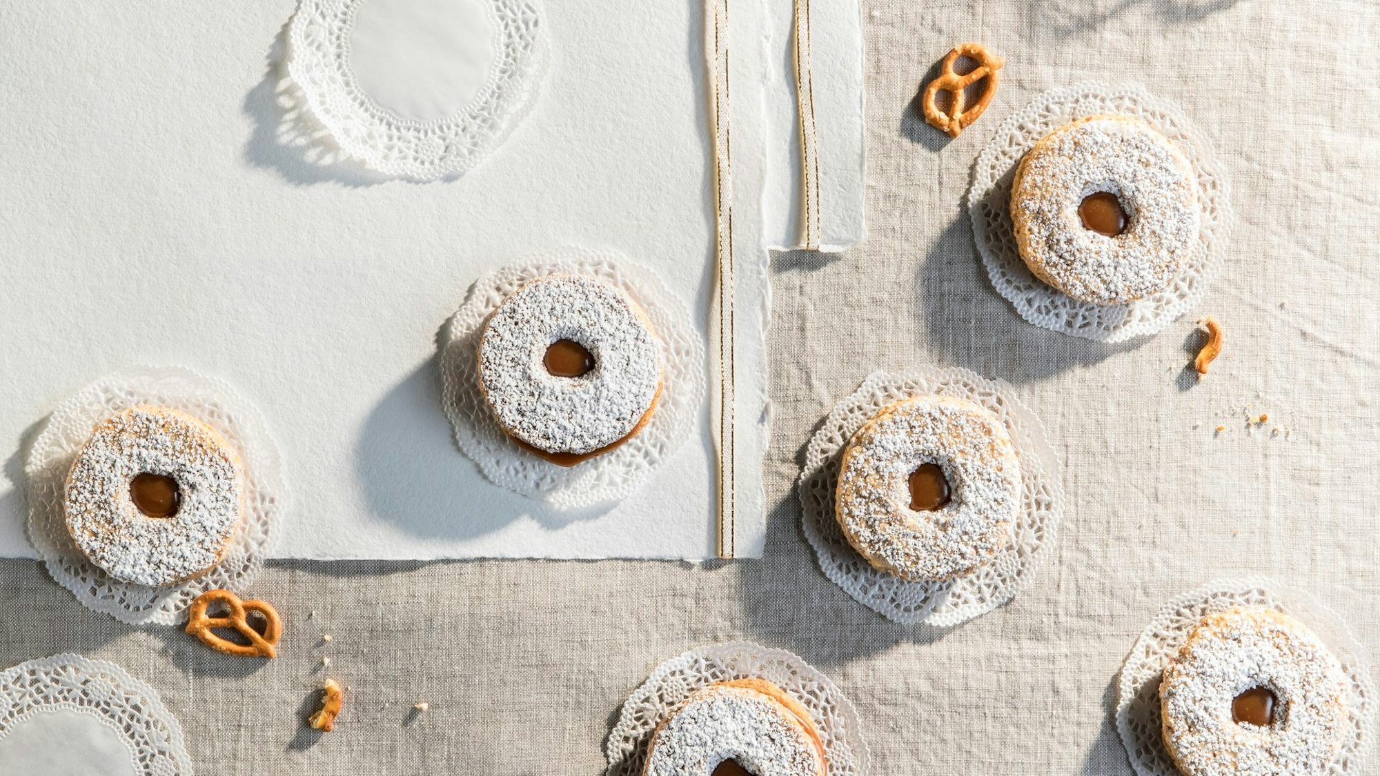 Brezeltaler mit Puderzucker