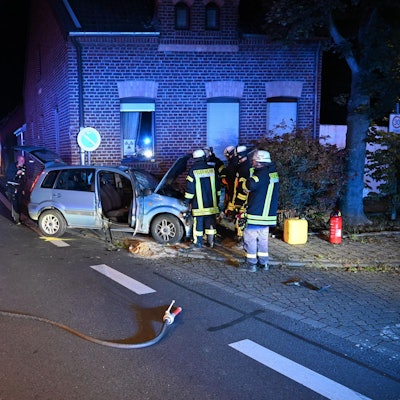 Elsdorf Auto fährt in Haus