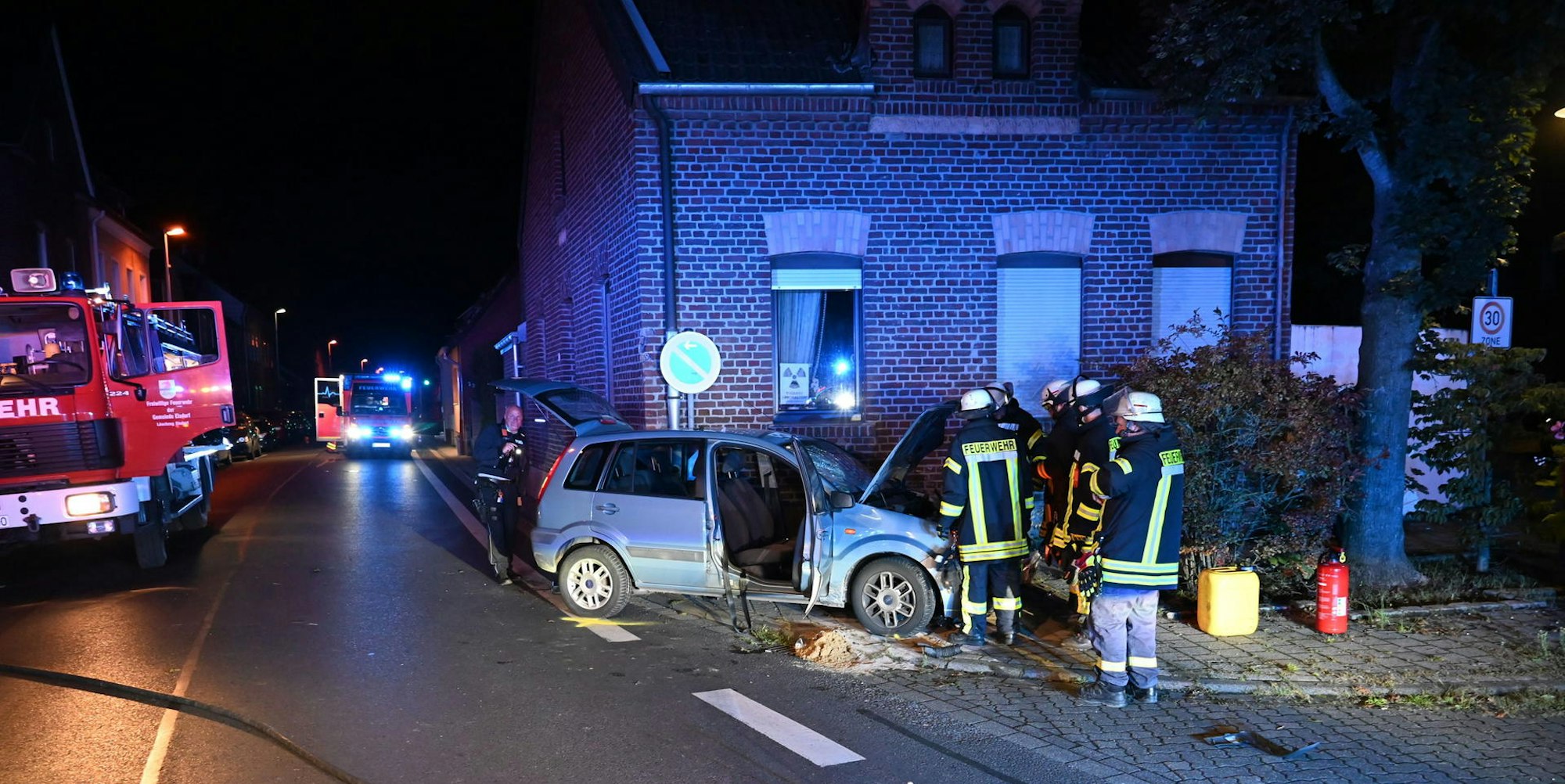 Elsdorf Auto fährt in Haus