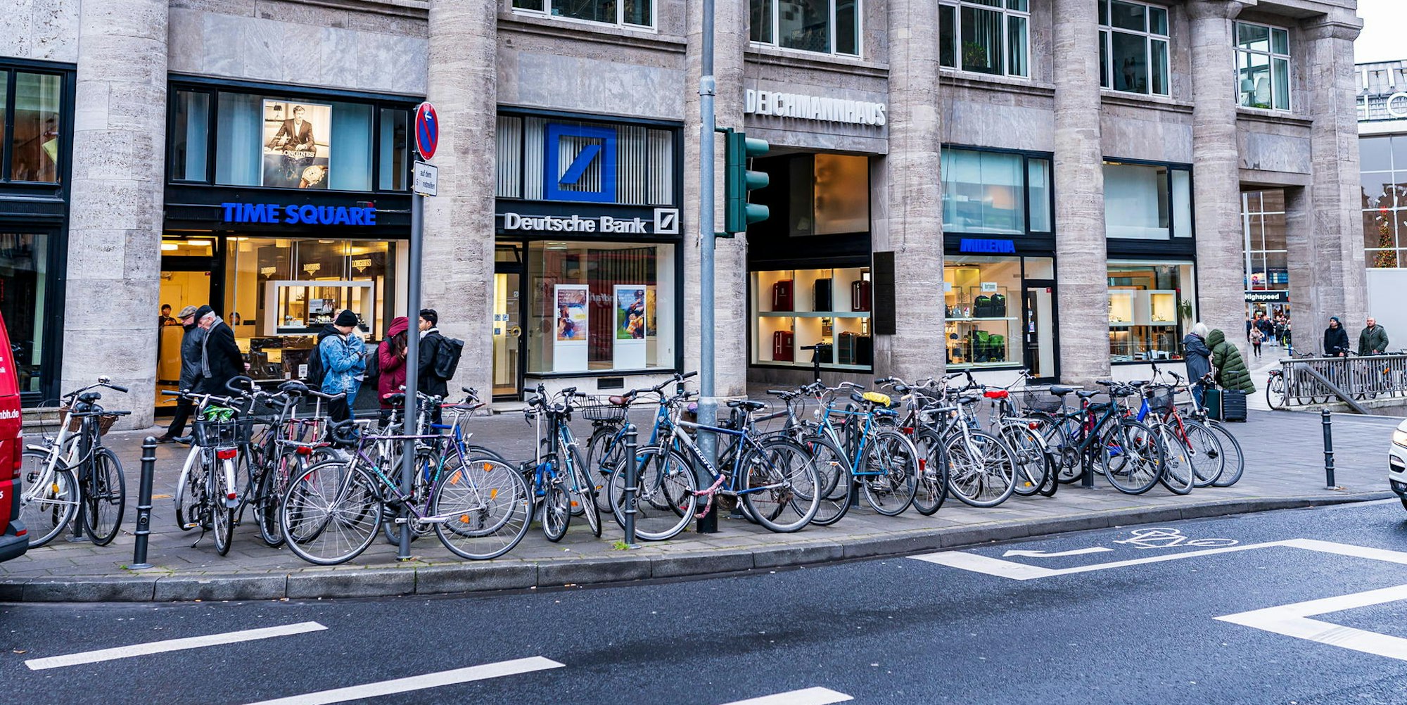 deutsche bank domnähe