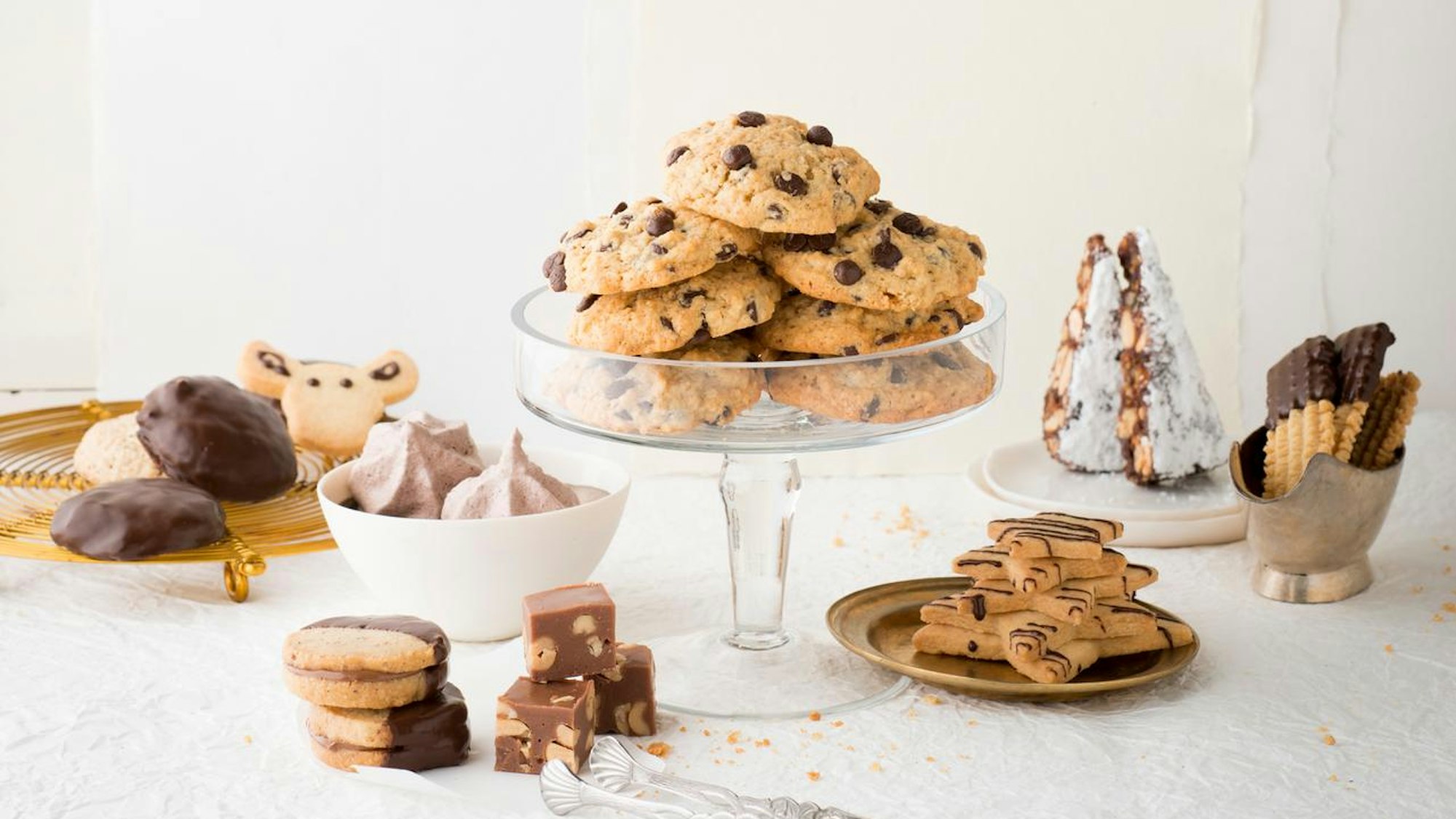 verschiedene Sorten Plätzchen angerichtet auf einem Tisch