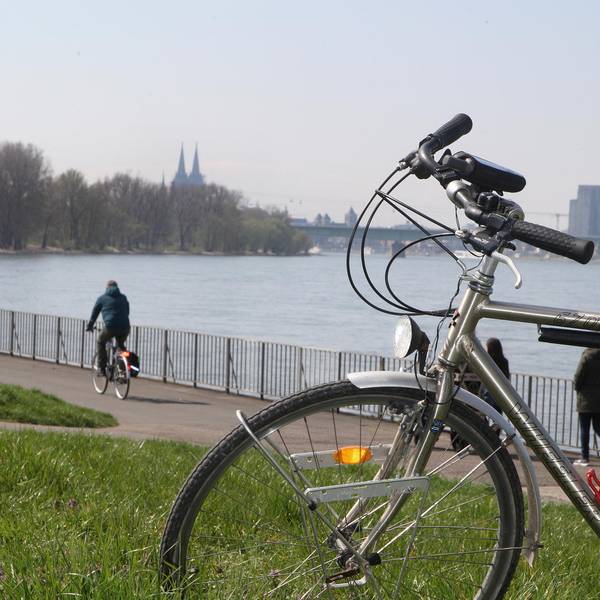 Rheinufer an der Mülheimer Brücke