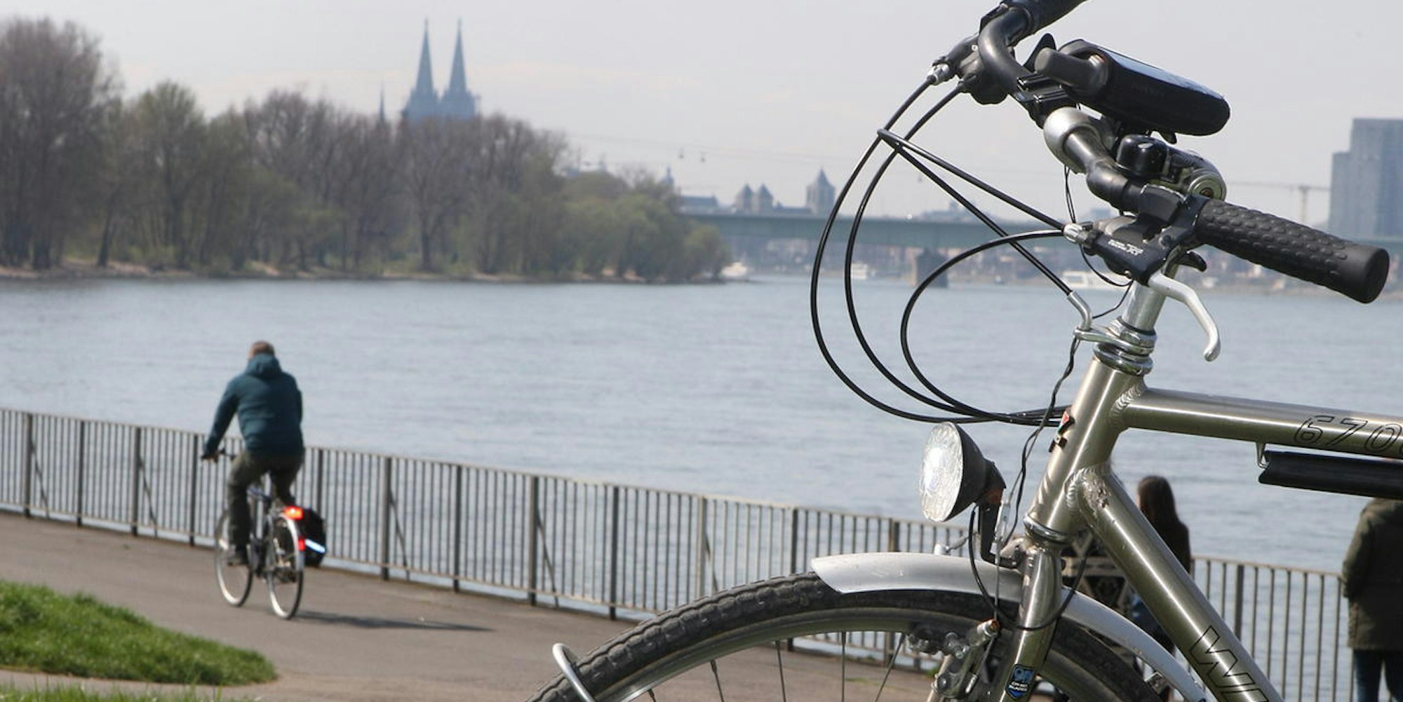 Rheinufer an der Mülheimer Brücke