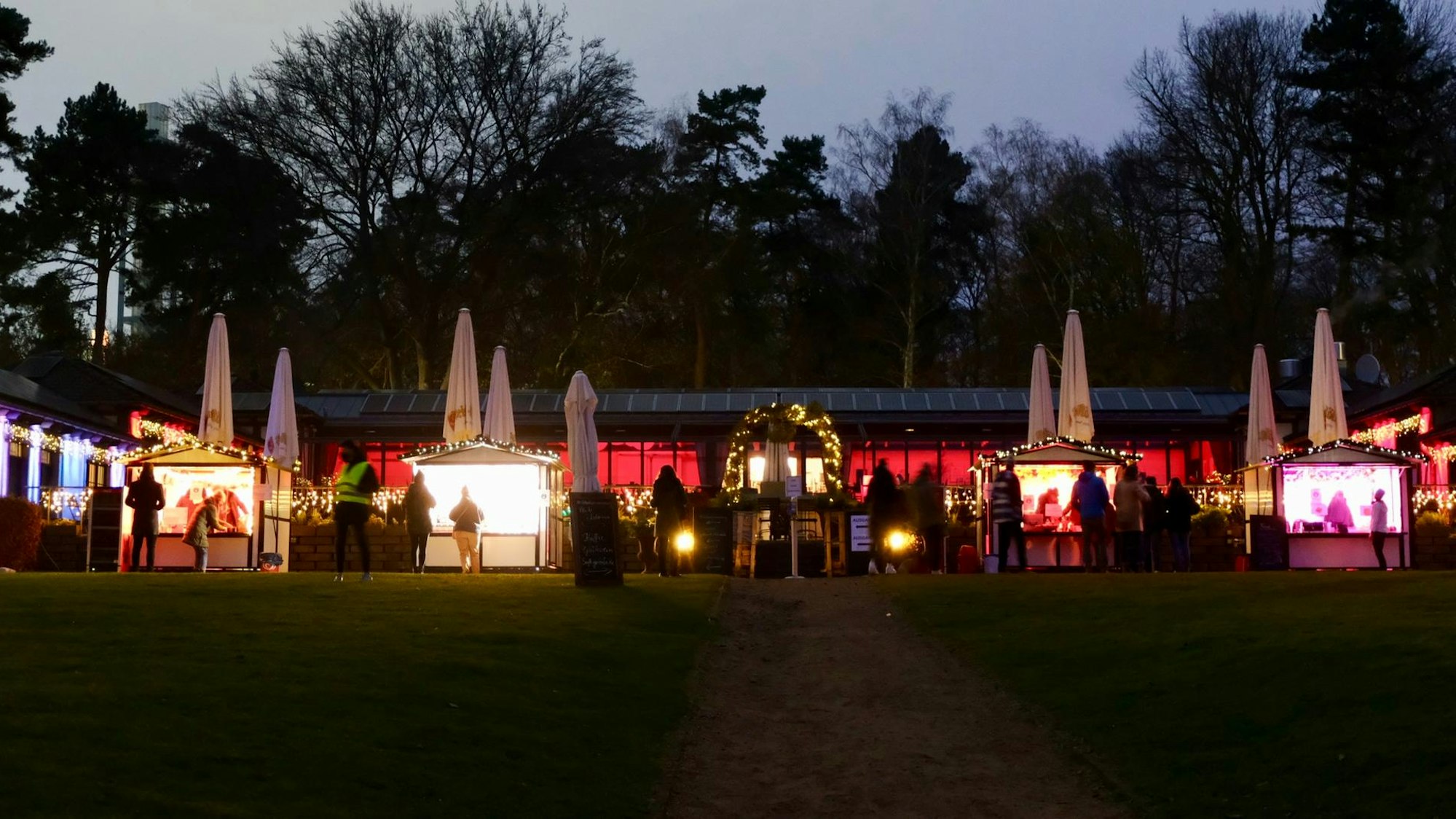 Die Häuschen des kleinen Weihnachtsmarkts im Club Astoria.