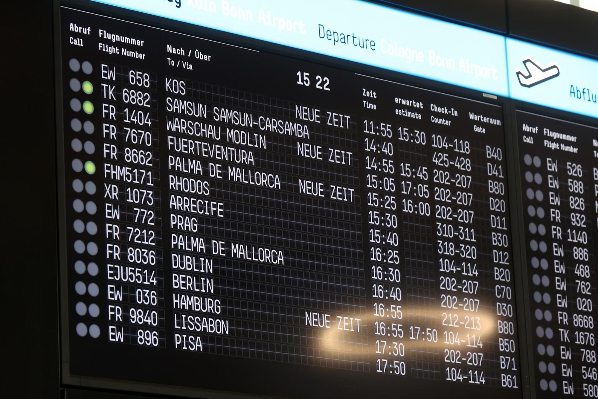 Anzeigetafel Flughafen 2407