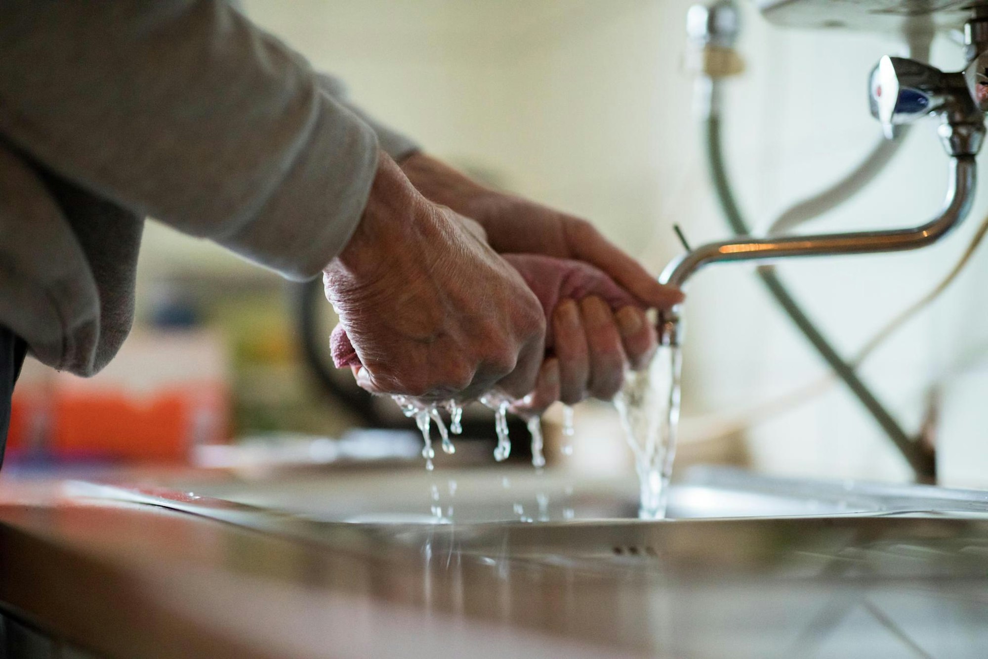 Mann_macht_den_Abwasch_