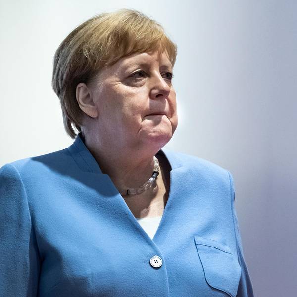 Angela Merkel schaut ernst.