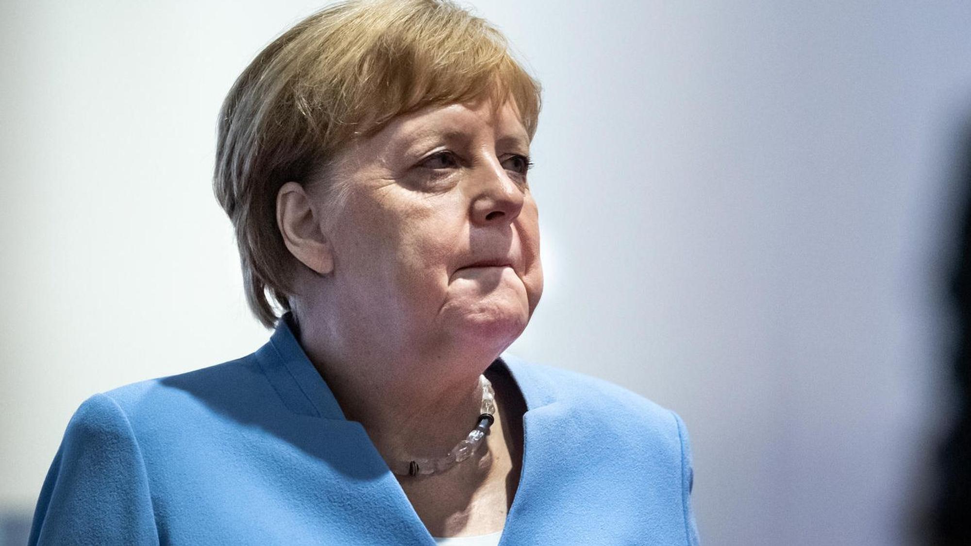 Angela Merkel schaut ernst.