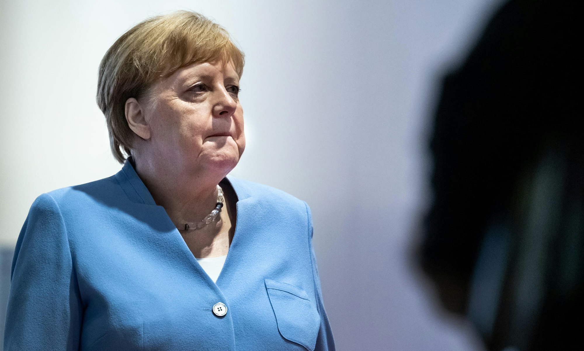 Angela Merkel schaut ernst.