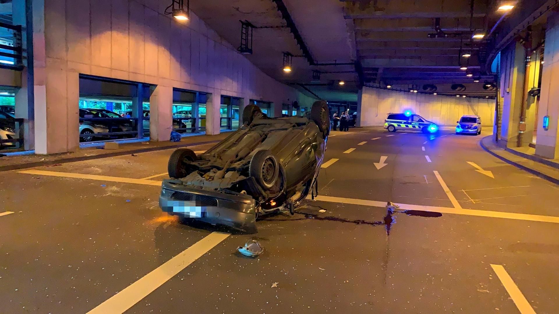 Überschlagener Wagen Kölnarena