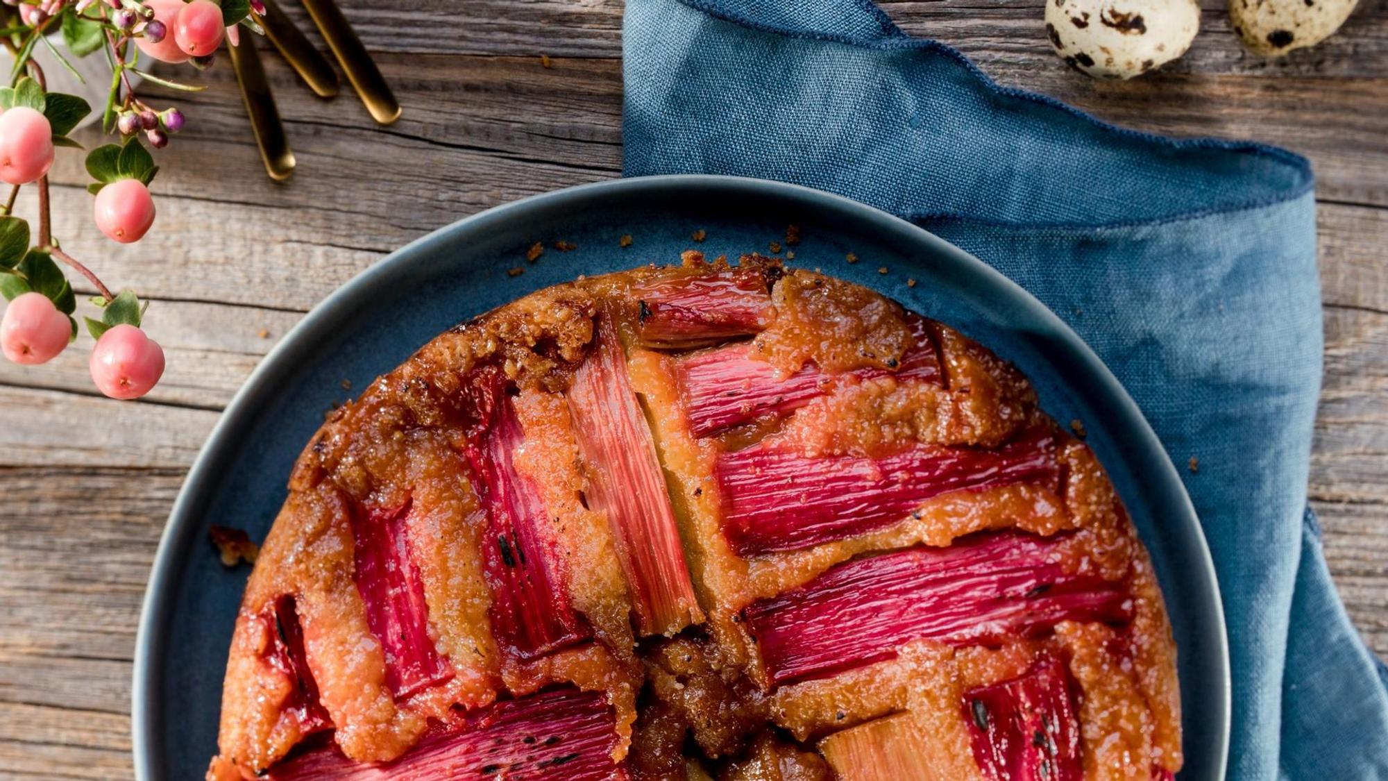 Upside-Down-Cake mit Haferflocken und Rhabarber.