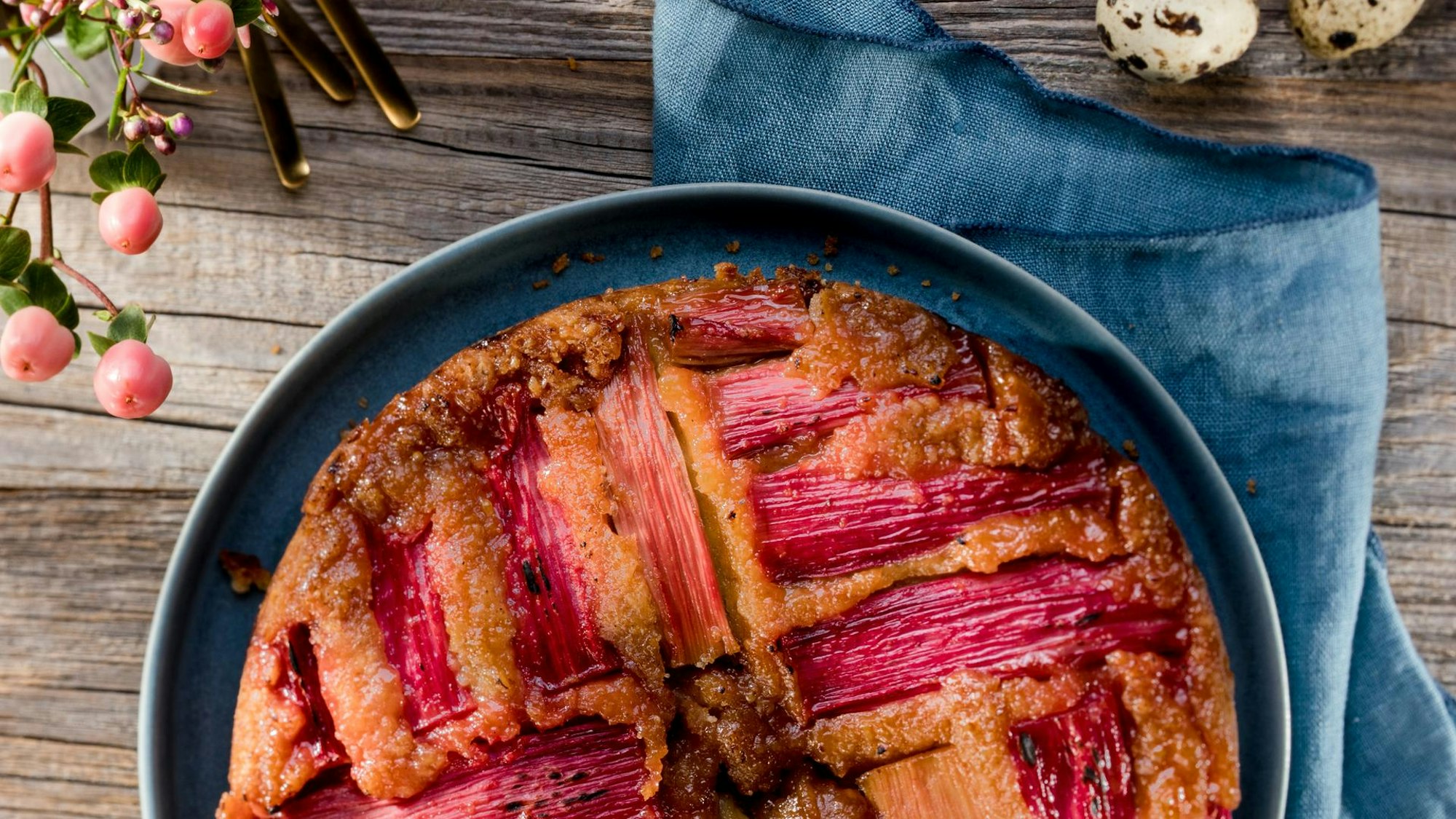 Upside-Down-Cake mit Haferflocken und Rhabarber.